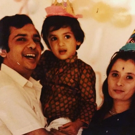 Childhood picture of Anjali Bhimani her father Bharat Bhimani and mother Rita Bhimani celebrating her birthday. 